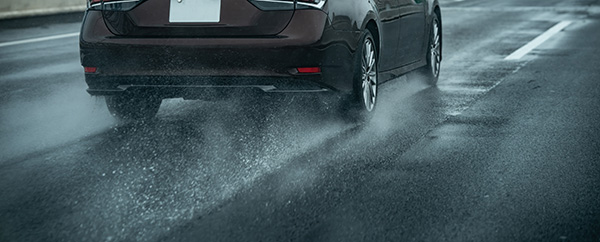 How to Avoid Hydroplaning on Wet Roads